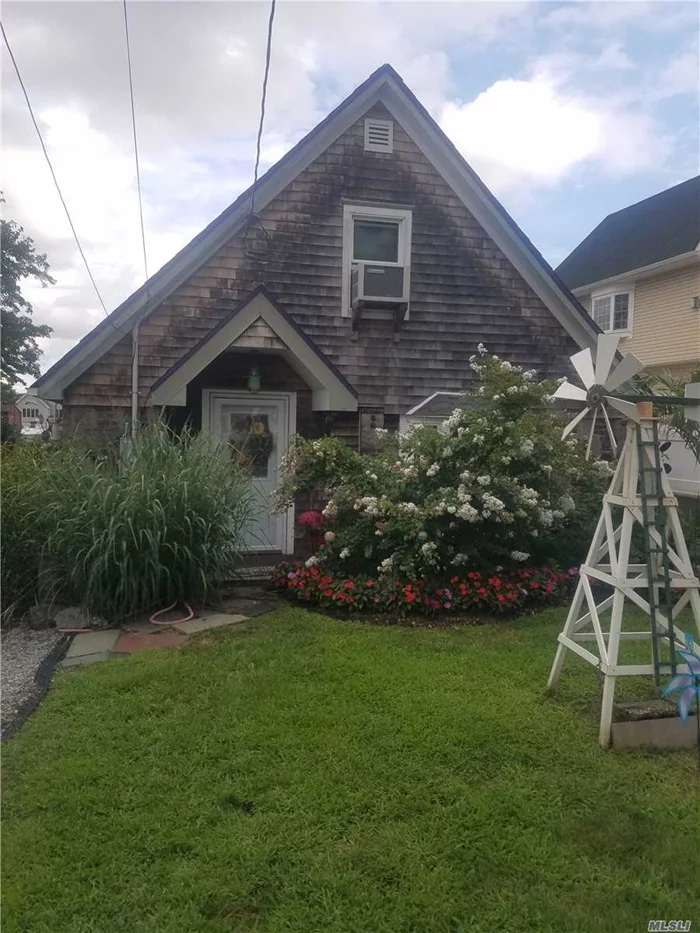 Beautiful Waterfront Cottage This Is A Short Term Summer Rental Only! If Prospective Tenant Has Boat There Will Be Extra Fee For Docking Rights. Good Credit & Income A Must! Blocks Away From Nautical Mile!
