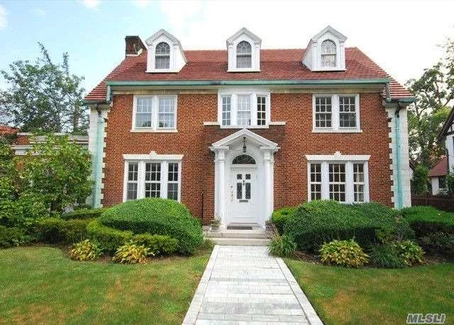 Center Hall Brick Colonial Home In Exclusive Forest Hills Gardens. Designed With A Commanding Presence Surrounded By Tall Oaks, It Combines The Best Of The Traditions Of The Past And The Contemporary Amenities Expected By The Sophisticated Homeowner Of Today.