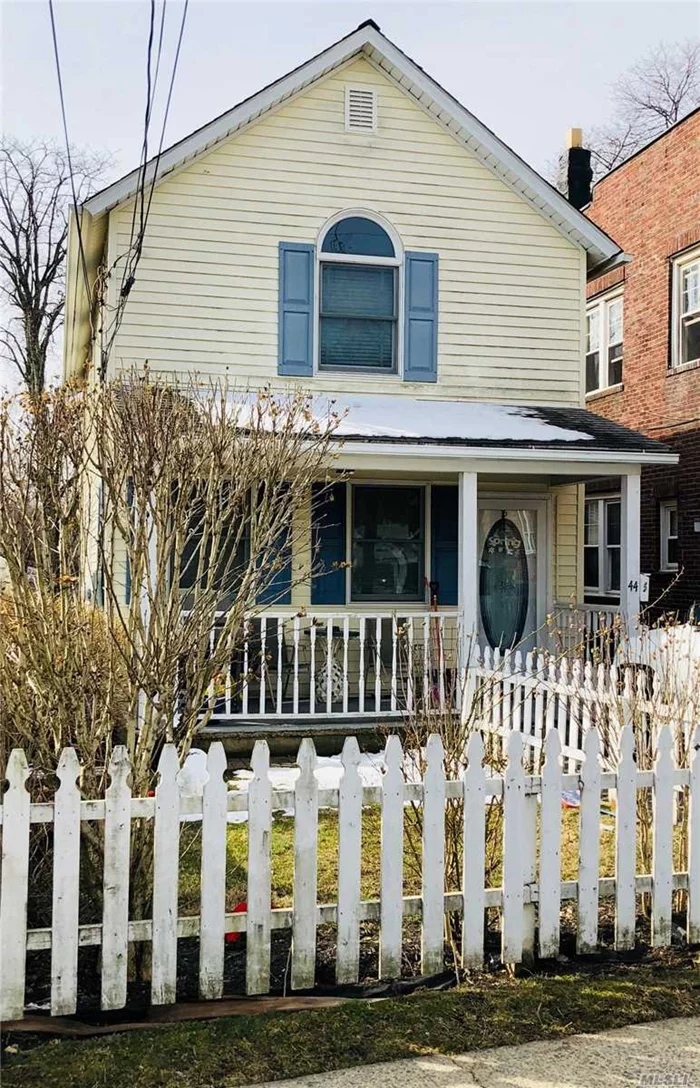 Adorable Cottage Front 1/2 Includes Newly Carpeted Lr And Eik, 2nd Floor Incl Master W/Cathedral Ceilings Extra Room For Storage And Full Bathroom.