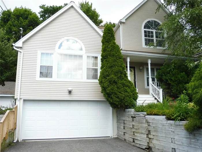 4 Bedroom 2.5 Bath Colonial , Formal Living Room With Fireplace, 4 Car Attached Tandem Garage, Eik, Large Deck, Laundry On The Main, Master Ensuite With Walk-In Closet, Gas Heat, Cac. Locust Valley School District.