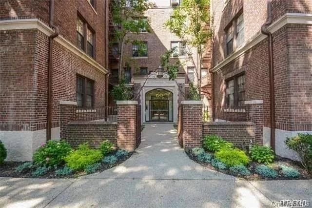 Lovely Studio Apartment Located On Tree Lined Street In Forest Hills Gardens. Located Around The Corner From Subways, Lir And Best Shops And Restaurants.Move In Condition. Parking Is Available For $187 A Year For Gardens Residents