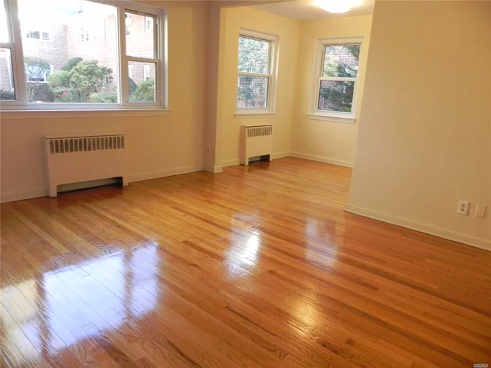 Spacious 1 Bedroom Unit W/ Hardwood Floors, Eik W/ Dishwasher And Great Closet Space. Heat And Water Incl. 1-2 Year Lease Available. Near Restaurants, Shopping And Much, Much More!! Shuttle To The Lirr M - F Am/Pm Rush, Waterfront Patio & Bbq Area, Private Dock, Dedicated Parking Avail. Live In Supers, Laundry On Premises, Pet Friendly.