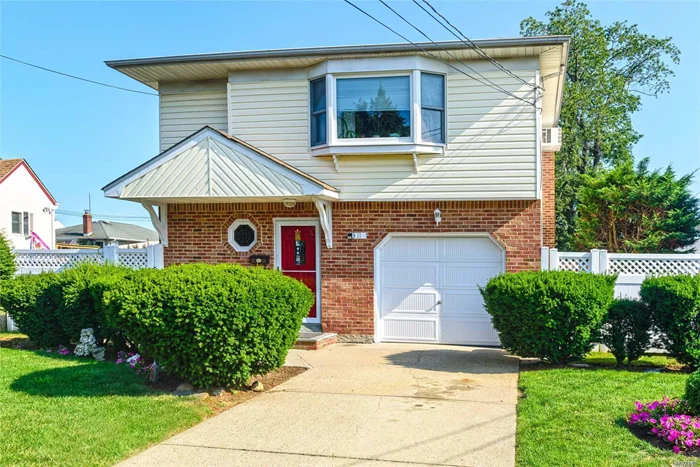 The Home You&rsquo;ve Been Searching For In A Prime Location Ideal Mother Daughter Layout. 4 Bedrooms 2 Full Bathrooms Living Room, Dining Room, Den Space, Backyard With Retractable Awning A Great Home To Enjoy For Years To Come