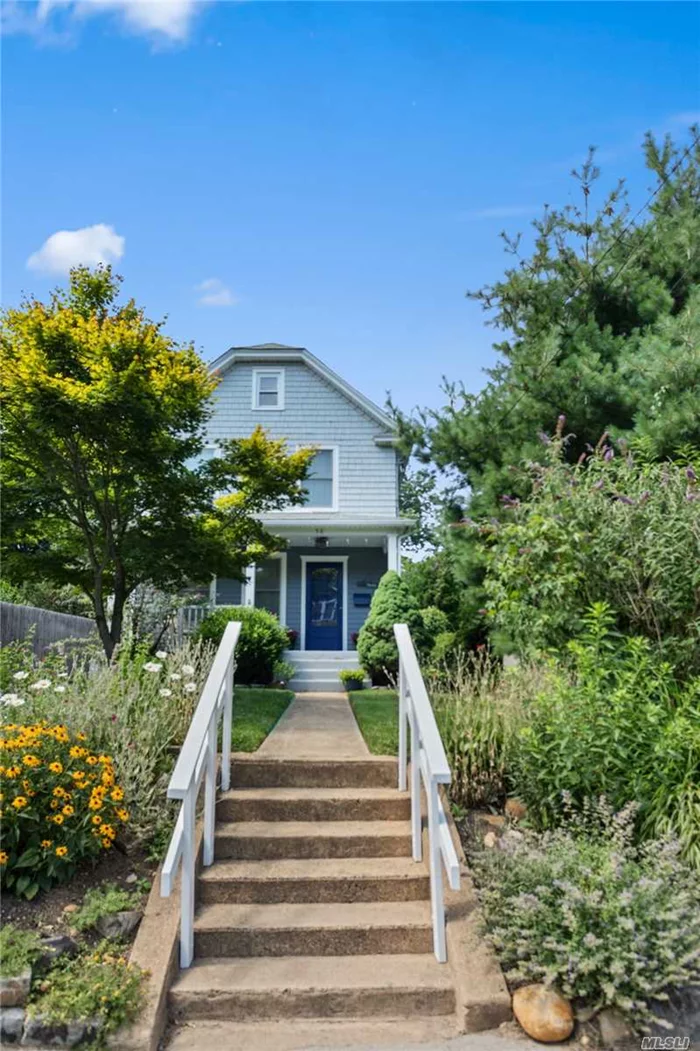 Beautiful, Newly Renovated Colonial. Comfortable, Open Floor Plan, Solid Oak Floors. Charming Galley Style Kitchen, Quartz Counter Top & Oyster Shell Back-Splash. New Gas Fired Boiler And Gas Heater. Close Proximity To All Of The Wonderful Amenities Oyster Bay Has To Offer. Must See!