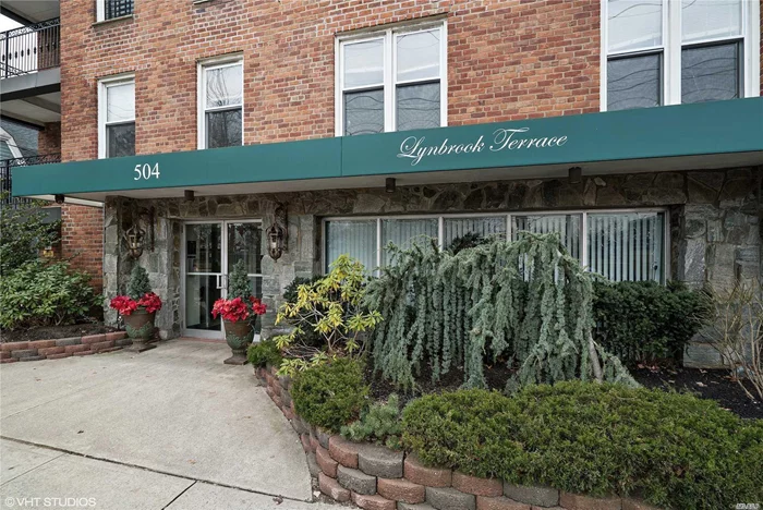 Lynbrook Studio Co Op. Entrance Foyer W/Closets, Living /Dining Area Includes Murphy Bed. Newer Kitchen, Full Bath. ,  Beautiful Lobby, Laundry On Premises, Backyard Patio. Allocated Outdoor Parking Spot. Close To Lirr, Buses, Highways And Shopping.