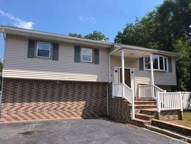 Great Opportunity To Own A Possible Mother/Daughter In The Heart Of Brentwood. Lots Of Room To Expand. 3Bedrooms, 1 Bth Upstairs, With Livingroom, Kitchen And Then 2 More Bedrooms Down Stairs W/Bath, Living Area And Seperate Outside Entrance. Large Outside Deck For Entertaining. Super Close To Town Parks. Sold As Is.