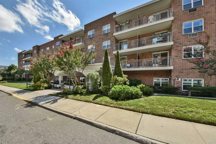 Rare Opportunity To Own A Studio Apartment In The Ipswich House. Large Apartment W/ Open Concept Floor Plan. Stunning Hardwood Floors And Recessed Lighting Throughout. Apartment Was Also Just Painted. Apartment Comes With A Coveted Garage Parking Spot! 6 Laundry Rooms In Building! Amazing Location! Close Proximity To Lirr, Shopping And Restaurants. Must See!