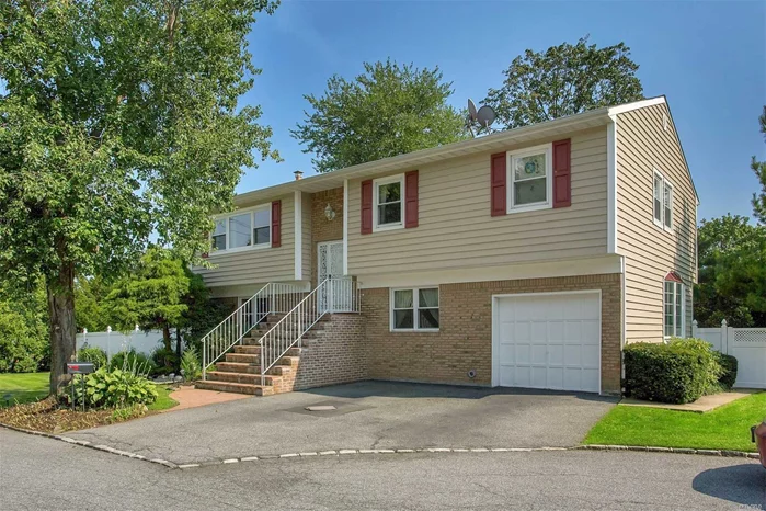 Spacious Hi Ranch With Finished Basement Located In Famous Syosset School District. Legal Mother-Daughter Home Features 5 Bedrooms 4 Full Bathrooms. Two Updated Kitchens, Newer Siding, Newer Roof, Freshly Painted. 3 Separated Entrances. Easy To Get On Highways, Library And Shopping. Priced To Sell!!