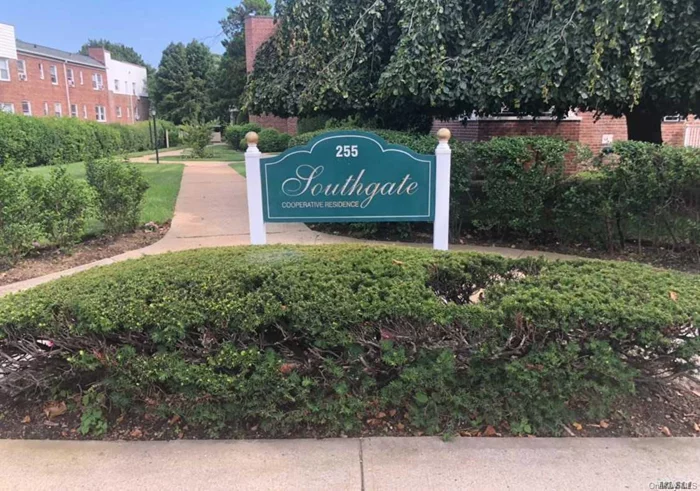 Move Right In!!! Junior 4 Apartment, Prime Location In Lawrence. 2 Bedrooms With Terrace,  Updated Bathroom, Kitchen With 2 Sinks, Dishwasher, Gas Stove, Close To Rr, Shopping & Houses Of Worship.