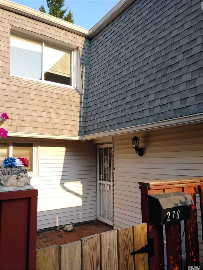 Two Story Townhouse Bright & Spacious Living Room And Dining Area, Great Size 3 Bedrooms With 1 Full Bath .5 Bath Easily Accessible To Numerous Highways. Home Is Waiting For You To Make It Your Own