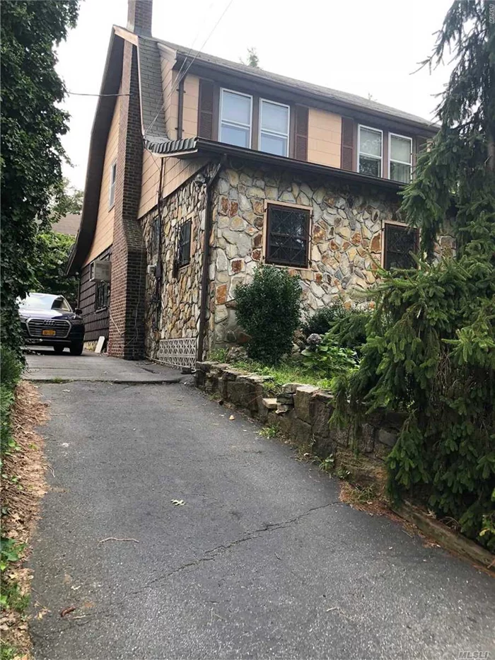Here Is Your Opportunity To Rent An Entire House In Bayside Queens. 4 Bedrooms 2.5 Bathrooms. Nice Big Back Yard And Driveway. Recently Renovated Bathrooms. Convenient To Shops, Major Highways And Public Transportation. School District #26. Must See!