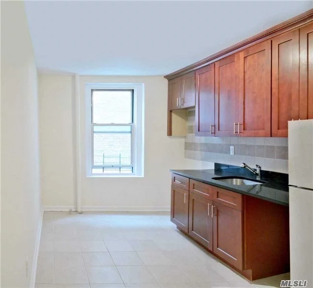 1Bed, 1Fb, Lvr/Dr Combo, Kit, Hardwood Floors, Windows, Closets And Natural Light.