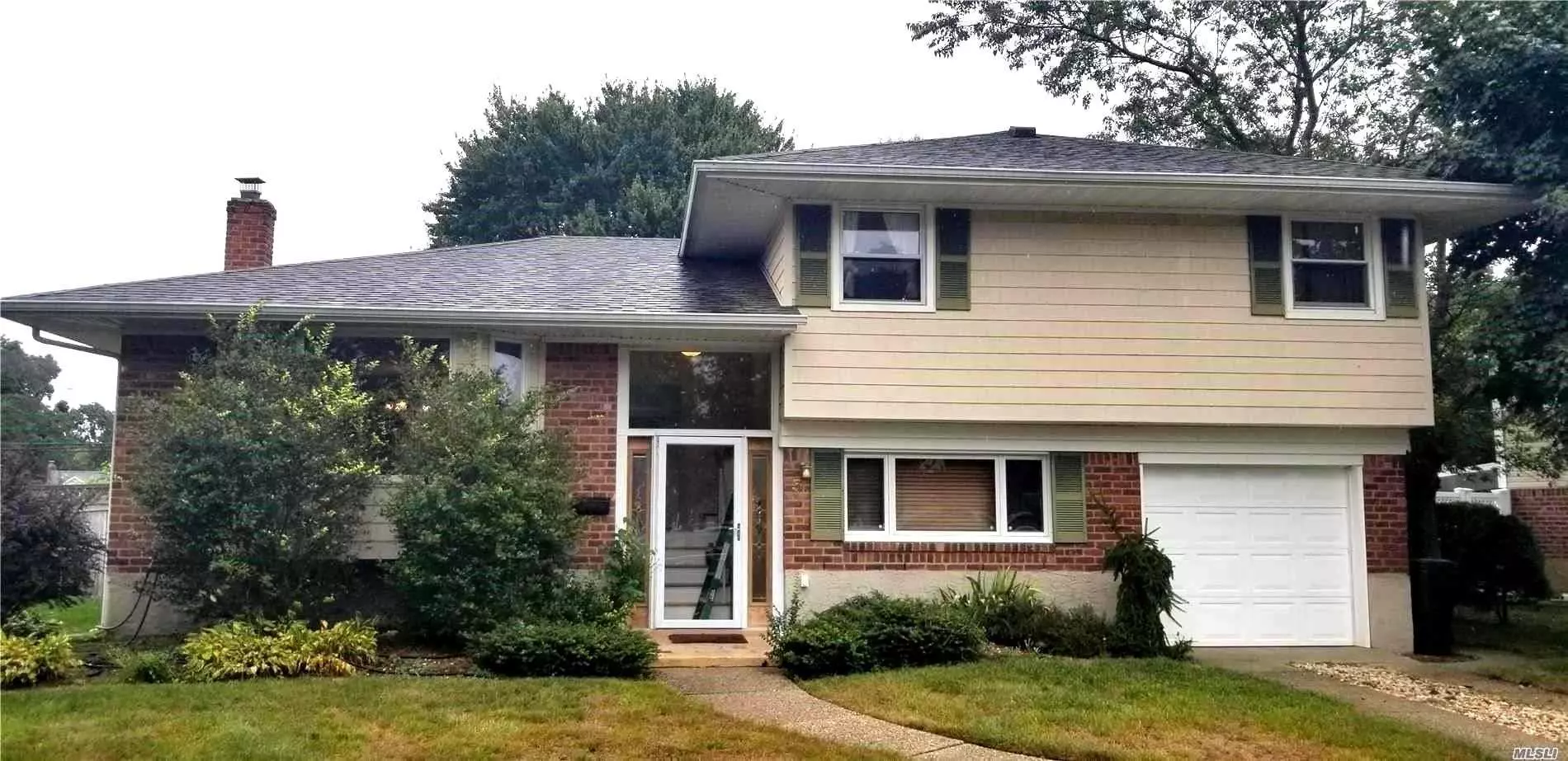 Freshly Painted 3 Bedroom 2 Bath Split, Updated Bathrooms, Hardwood Floors Throughout.Fenced In Back Yard In A Cul De Sac. Large Rooms, Formal Dining Room. Nice Size Eat In Kitchen