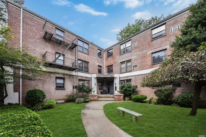 Great 2 Bedroom In Prime Location. Beautiful Views From Oversized Windows, Updated Granite Kitchen With Maple Cabinets, Stainless Steel Appliances. Award Winning Great Neck Schools. This Complex Offers, Playground, In Ground Pool, Volleyball & Basketball Courts And Community Center And Is Pet Friendly Walking Distance To Lirr, Shopping, And Dining. This Unit Includes 1 Car Garage