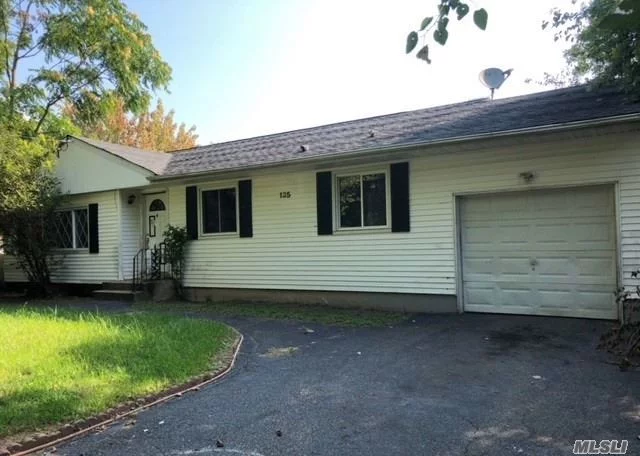 Calling All First Time Homebuyers! Spacious 3 Bedroom 1.5 Bath Ranch That&rsquo;s Ready For You To Call Home. Nice Sized Yard For Entertainment. Full Unfinished Basement.