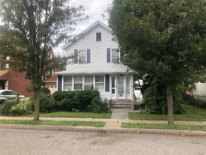 Don&rsquo;t Miss Your Chance At This Chraming 3Br, 1Ba Colonial In Manhasset. Location, Location, Walking Distance To Lirr, Town, Shopping And Much More. House Needs Updating / Tlc. Bring Your Imagination!! This Home Will Not Last At This Price!!