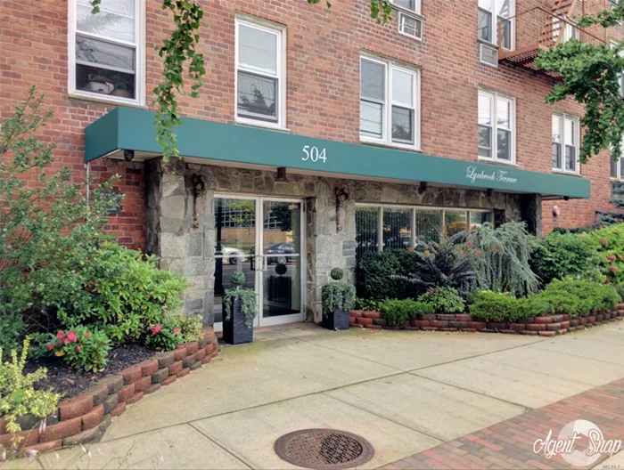 Beautifully Updated & Large Jr4 Co-Op W/ A Brand New Designer Kitchen & Open Layout In Lynbrook! This Top Flr 1-Bedroom Unit Has A Brand New Designer Kitchen W/ High End Ss Appls/Blue Pearl Granite Ctrtps/Island For Stools, Large Formal Dining Rm, Large Ent Fyr/Office Area, Large King-Size Br W/ Big Clsts, Hw Flrs Thruout, Plenty Of Closets & A Jr4 Layout So Ample Space In This Unit! Ldry Rm In Lobby Level & Communal Patio Area Outside W/ Zen Garden To Relax. Very Short Distance To Lirr. Wow!!