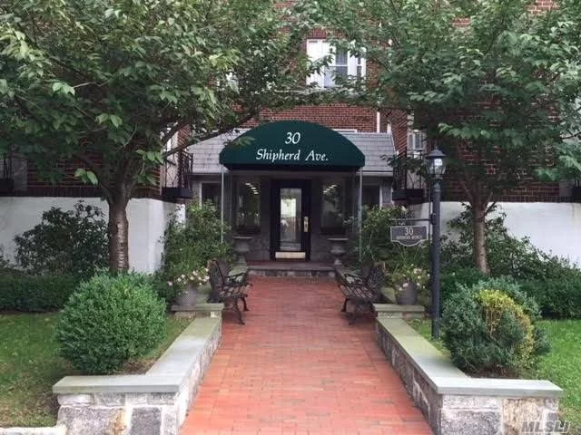 Mint 1 Bedroom Apt. With New Bathroom And Updated Kitchen In The Heart Of Lynbrook. Near Lirr (35 Min Nyc), Shopping, Jfk Airport & Mercy Hospital. Laundry And Large Private Storage In Basement.