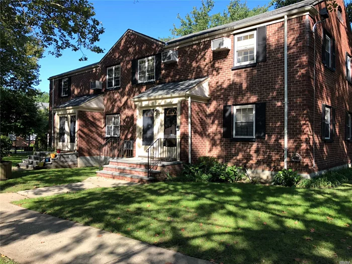 Newly Listed In Hollis Court! Features Well Kept Sunny Kitchen + Spacious Dining Room, Hardwood Floors, 2 Large Bedrooms & 1 Full Bathroom. Situated In Quaint Courtyard, Private Entrance. Near Schools, Shops, & Transportation. Qm5 & Qm8