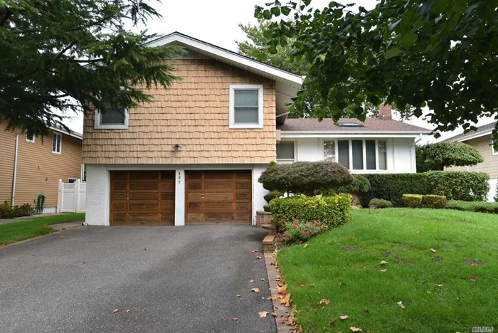 New To Market! Beautifully Decorated With An Open Floor Plan And Southern Exposure, This Updated Four Bedroom Split Boasts Designer Finishes Throughout. Features Gleaming Hardwood Floors, 2 Car Attached Garage And Many Upgrades Including 200 Amp Electric, Alarm System And Inground Sprinklers; Renowned Syosset Schools. Must See!