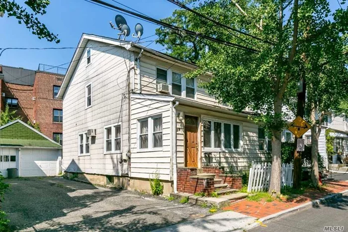 Charming Townhouse In The Village Of Great Neck Plaza. 3 Bedrooms 1.5 Bathrooms. Centrally Located Near, Town, Lirr, Shopping & Libraries. Sunny Enjoy Parkwood Sports Complex, Lazy River, Ice Skating Rink & Steppingstone Park. Saddle Rock Elementary Schools. Great Neck South Middle/High. Great Opportunity!