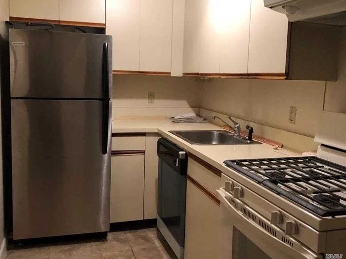 Condo Rental In The Heart Of Great Neck. Near Transportation: Buses, Taxi, Lirr, . Near Shopping Center, Best Market, Rite Aid, Cvs, Movie, Restaurants And Municipal Parking. Also Near Steppingstone Park, Parkwood Pool/Tennis Complex, And Other Local Parks.