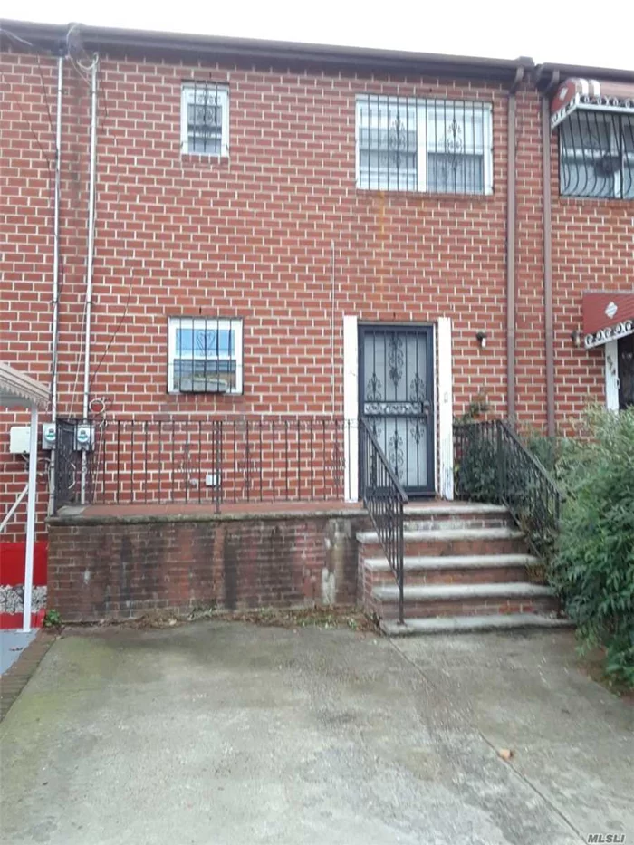 Nice Large 2 Bedroom Colonial Living Room Dining Room 1-1/2 Bath Full Basement Huge Back Yard Gas Heat, All Appliaces, Hardwood Flor Nice Curb Appeal