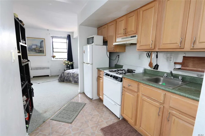 Sunny Studio In The Top Floor With An Updated Kitchen And Bath, 3 Minute Walk To The Train Station/Just 1 Block Away From Shopping, Supermarket And Restaurants.