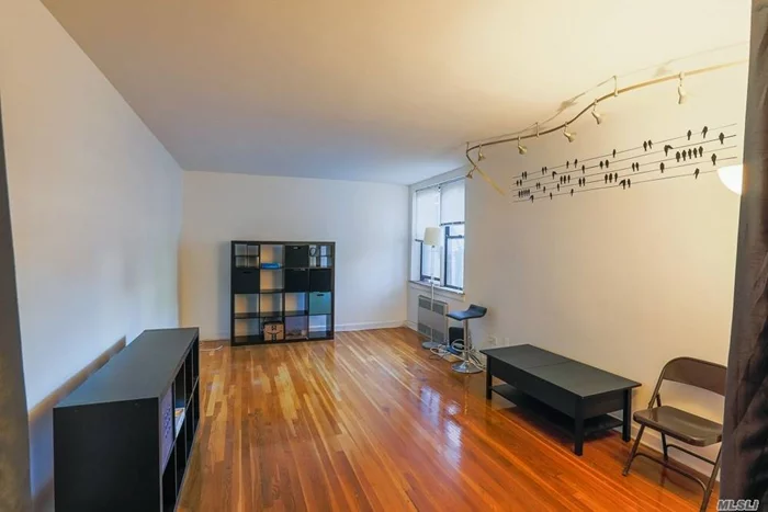 Well Kept 1 Bedroom Co-Op In A Nice Neighborhood. Clean And Cozy. Ten Minute Walk To The E/F Train Station. Very Convenient To All.