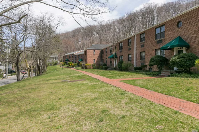 Roslyn. No Fee!!! Two Bedroom, Two Bath Apartment In Ideally Located Garden Apartment Complex. Hardwood Floors Throughout. Updated Kitchen And Bath. On Site Parking Avail (Add&rsquo;l $85+Tax). Laundry In Basement, Super On Site.