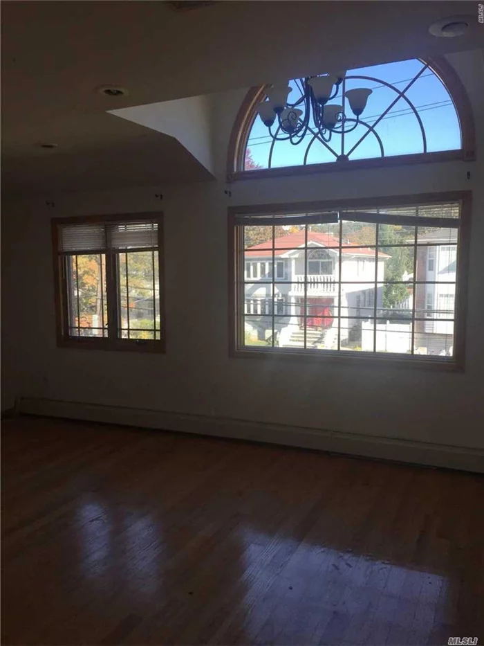 Beautiful 2 Floor Apt In Oakland Gardens. Near Ps 213. Lr/Dr, 3 Br, 2 Full Bath, Eik And A Balcony, Apt Includes Dish Washer, W&D And Allows Small Dog.