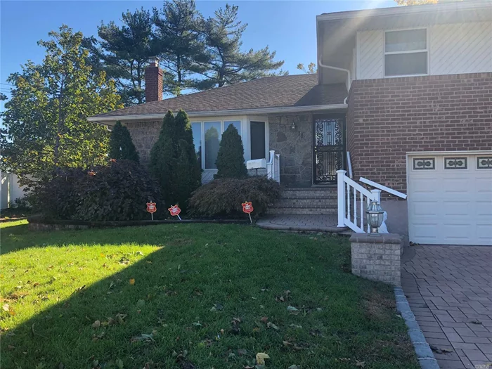 Beautiful Expanded Split, Updated Kitchen & Bathrooms, 2 Dens, And 2 Master Suites! Gas Cooking, Updated Basement, Close To All!