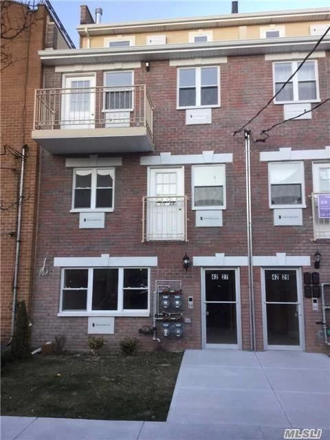 Young 4 Families Unit On 1/F , 2 Bedroom Apartment With Exit To Backyard, Excellent Condition Walk To Railroad And Bell Blvd Sd 26