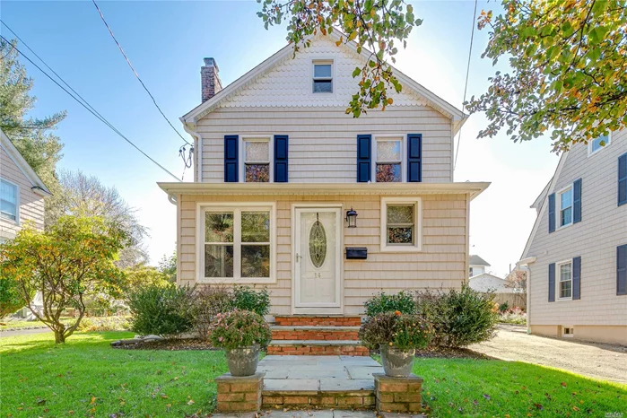 Move Right In To This Lovely And Bright Park Section Colonial. Charm Combined With Open Living Spaces, You Will Instantly Feel At Home. Highlights Include Central Air, Hardwood Floors, Gas Heat, Playroom And Lots Of Storage. Great Location Close To Town And Train.