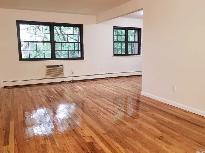 House Beautiful Condo, Mint 3 Br/2Bth On 3rd( Top) Floor W/Parking,  Washer/Dryer In The Unit. New Kitchen, Wood Floors, Sky - Lite. Convenient Location. Near Alley Pond Park,  Bus Q27, Q30, Qm-1A To Manhattan,  Sd 26,  Walk To Cardozo H.S, Is 74, Ps 46.