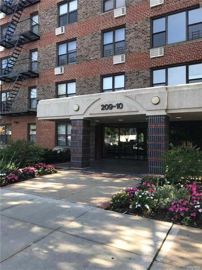 Bom!!!!!! No Board Approval Sponsor Unit!!!!Sponsor Unit!!!! No Board Approval!!!! Lovely Junior Four Apartment With Large Livingroom, King Master, Plus Office Or Babies Room!! Tons Of Closet, Laundry Facilities, Shiney Oak Floors, Two Blocks To Bell And Rr!!!