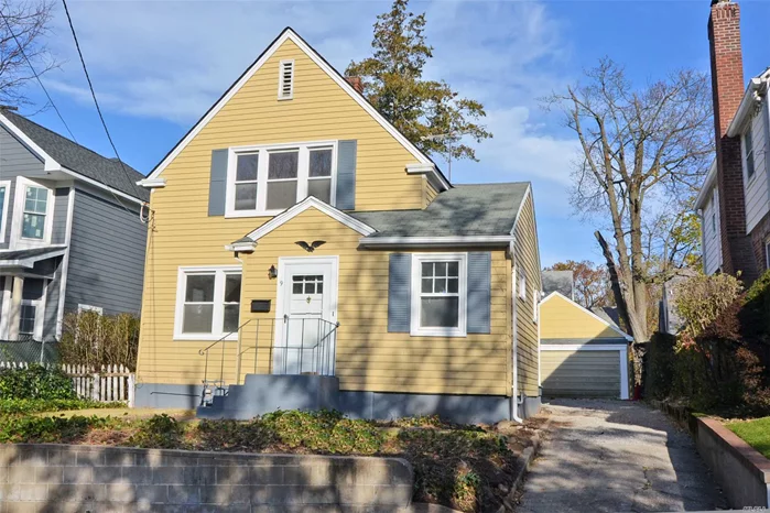 Charming Colonial Home Set In Prime Block In The Park Section. Newly Refinished Hardwood Floors. Newly Painted Interior. Short Distance To Middle School, High School, Town And Lirr.