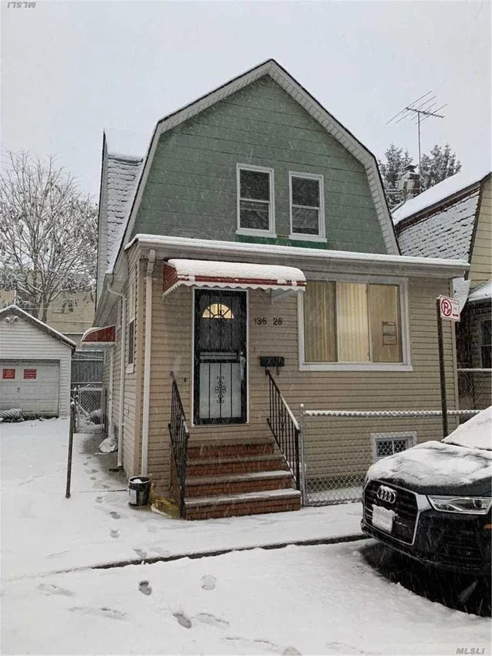 4 Bedrooms, 2 Bathrooms Whole House For Rent..5 Mins To Main St , 10 Mains To Subway, Close All