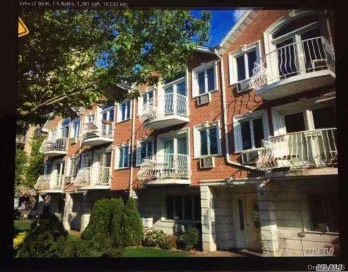 Beautiful 2 Br Duplex In The Heart Of Town. Including 1 Parking Space Close To Lirr, Local Shop. Convenience To All.