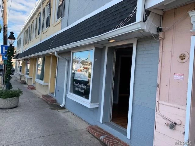 Location, Location, Location! Retail Storefront In Chandler Square/ Entry From Courtyard And From West Broadway- Pace Was Used As Tanning Salon For Past Few Years- Can Be Modified At Tenants Expense. 1043 Sq Ft, 3 Months Security , Garbage $150 , Electric 30% Meter, 4% Increase