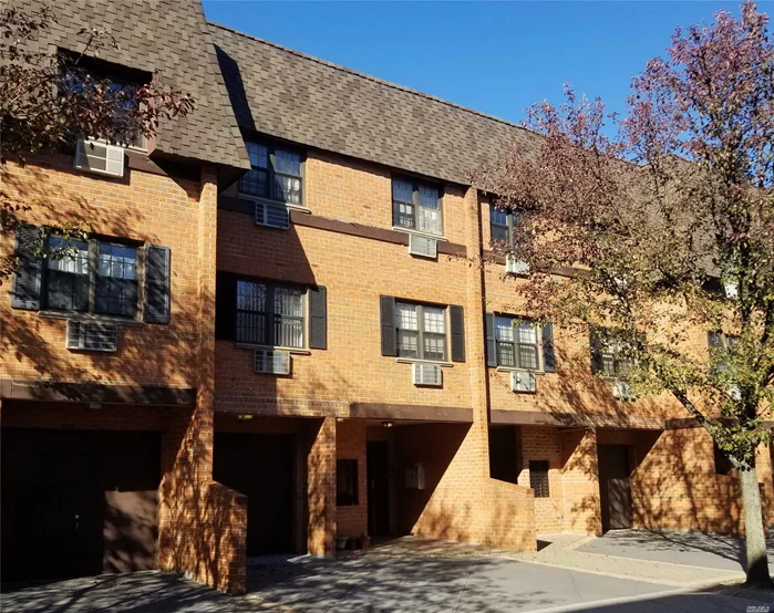 House Beautiful Condo, 3 Br/2Bth Garage And Driveway ! Washer/Dryer, Wood Floors, Near Alley Pond Park, Bus Q27, Q30, Qm-1A To Manhattan, Sd 26, Walk To Cardozo H.S, Is 74, Ps 4