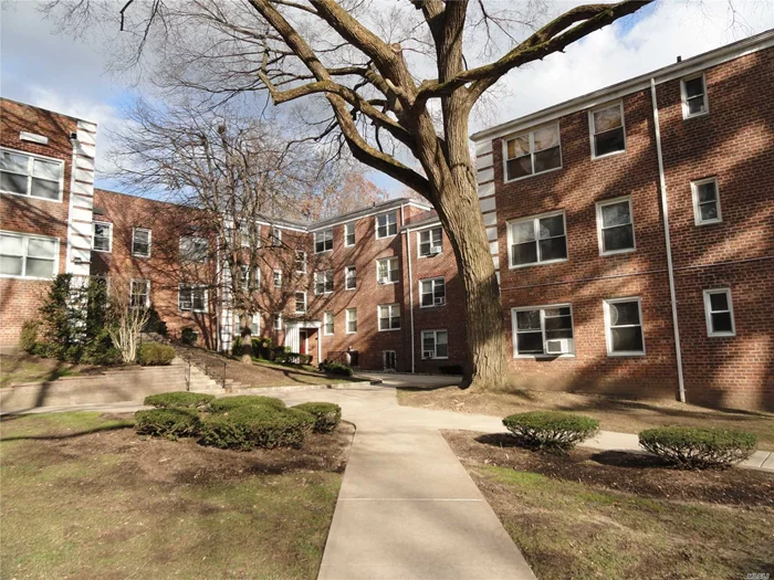 Roslyn Heights. Lovely 1 Bedroom 1 Full Bath Unit Located In A Private Cul De Sac Set Back Features A Granite Kitchen With Separate Dining Area, Living Room, Full Bath, Hardwood Floors, Near Lirr, Shopping, Dining, Parking, Laundry In Complex.