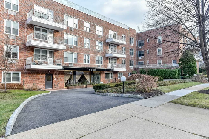 Great Neck. Well Maintained Jr 4 With Large Terrace. 1 Bedroom, 1 Bath With Large Walk-In Closet, Eat-In-Kitchen, Formal Dining Room, Living Room, Indoor Parking, Near Long Island Railroad & Shopping.