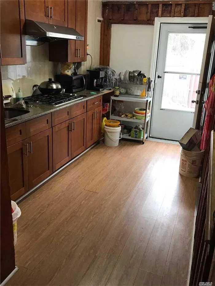 Ideally Located Around Kissena Park, Supermarket And Shops. Specious Living Room, Formal Dining Room, Eik, 3 Bds, 2 Baths , Private Driveway/Backyard With 2 Parking Space. Great Potential To Create A 4 Bedroom Home! !!!Or Simply Upgraded Into A 2 Family Dwelling. A Must See!!!!