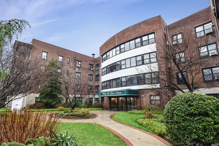 Perfect Starter, Retirement Or Pied-A-Terre! Move Right In To This Beautifully Updated 1 Bedroom Unit Located Across From Grace Ave. Park, 1 Block To Lirr, And Town! Open Floor Plan Boasts Beautiful Kitchen With Wood Cabinetry, Stainless Appliances, Granite Counter Tops. Bedroom Hosts A Queen Sized Bed With Large Double Closet. Bathroom/ Stall Shower. Gas Stove. Don&rsquo;t Wait, Priced To Sell! Lo Maintenance. Gn Park District Inc Pool/Lazy River, Tennis Courts, Ice-Skating, Boating & More!