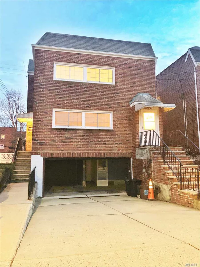 Excellent Location! Spacious 3 Bedroom, 2 Bath. Living Room, Formal Dining Area With An Open Kitchen. Walking Distance To Lirr Station, Restaurants And Shopping. Water Included. Parking Is Optional At An Extra Charge.