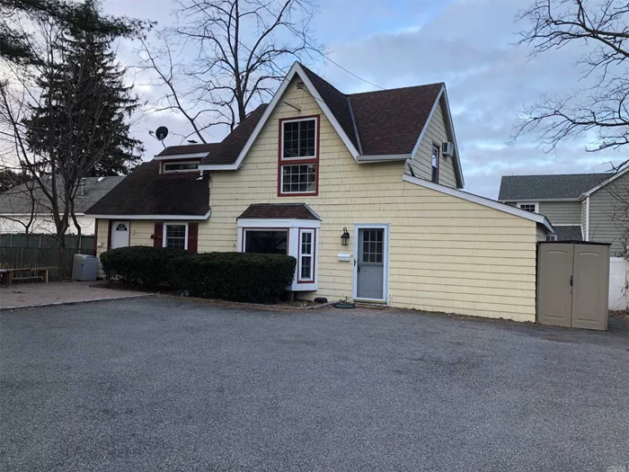 Beautiful Cottage With Hw Floors, And Off Street Parking. Walk To Town Dock, Lirr, Library, And Main Street. Private And Convenient Location.