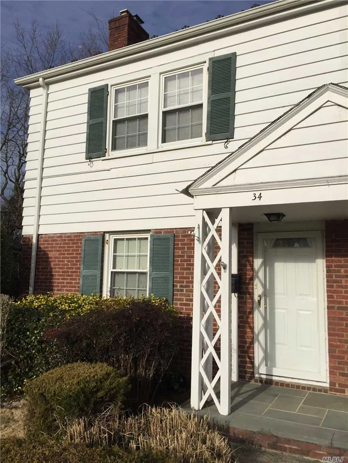 2 Bedroom, 2 Full Bath Rental In The Heart Of Manhasset. Open Kitchen/Dining, Hardwood Floors, Finished Basement, Laundry, Screened Porch, Patio, Parking. Close To Town, Lirr And Manhasset High School.