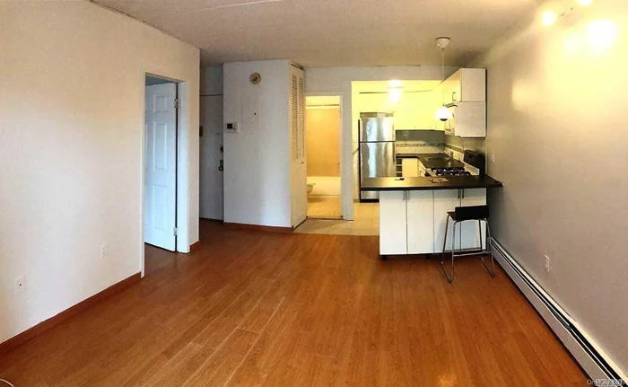 Nice & Bright 2-Bedroom Apartment With Enclosed Balcony. Near Northern Blvd For: Supermarkets, Restaurants, Coffee/Donut Shop, Convenient Stores, Banks, Pharmacys And More. Minutes From Eveything In Downtown Flushing. Q13/28 Buses. Murray Hill L.I.R.R. Station.