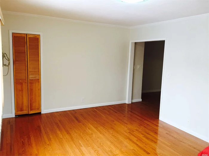 Renovated 2nd Floor Apartment Located In The Heart Of Fresh Meadows. Couple Of Blocks To Supermarket, Cunningham Park And School P.S. 26. Minutes From Shopping Center (Kohl&rsquo;s, Amc 7 Theater, Applebee) And Library. Steps From Manhattan Express Bus Qm5, Qm8, Qm35. Local Bus Q88 & Q46 To E & F Train (15Mins.) Includes 1 Parking Spot.